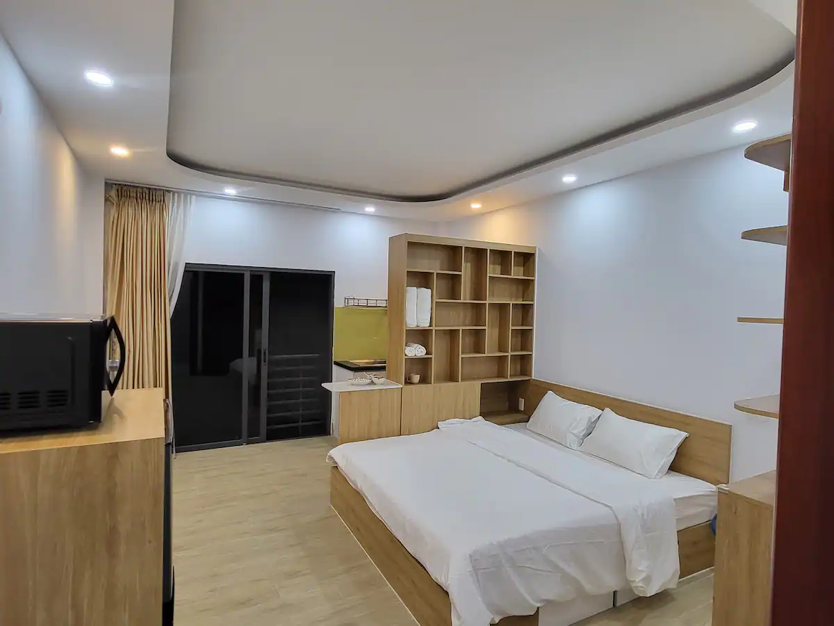 Toàn cảnh giường và cửa kính.