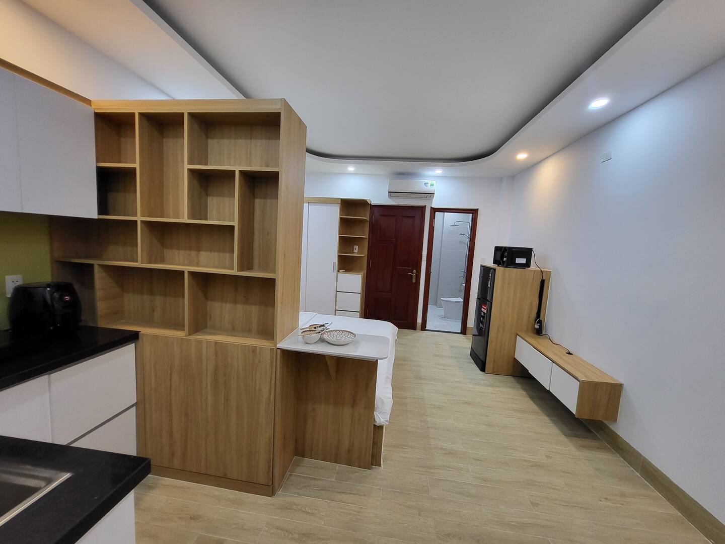 Khu bếp mini và tủ lạnh trong phòng.