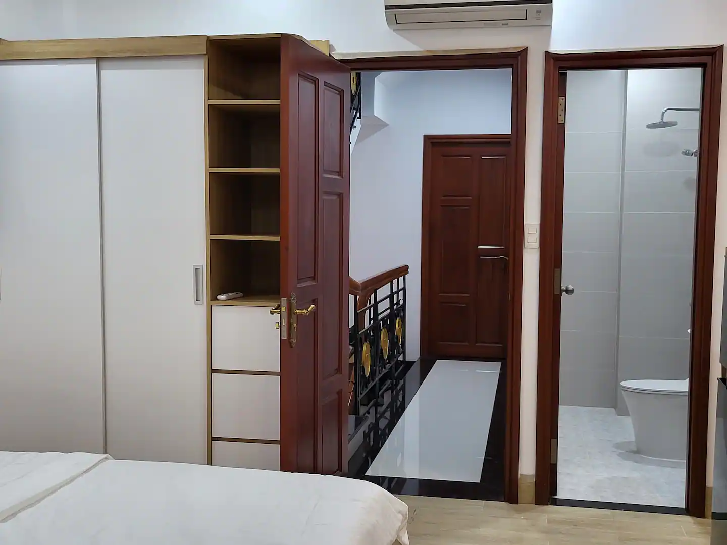 Lối vào và nhà tắm riêng.